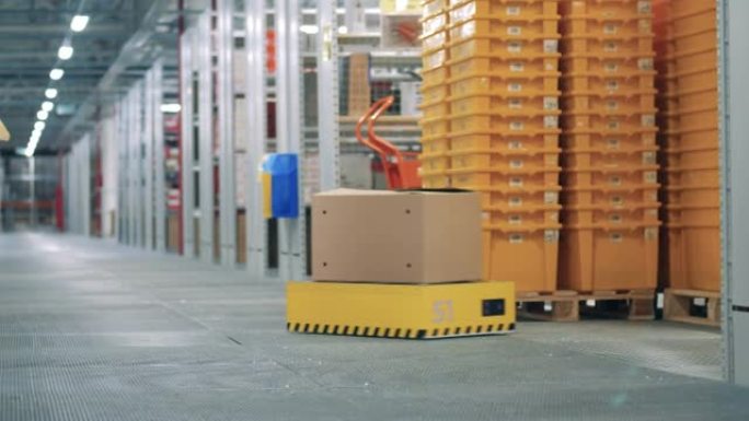 一个仓库机器人正在驱动一个箱子