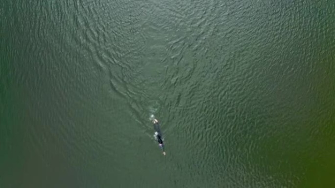 男子在湖中游泳极限冲浪水上运动员海上运动