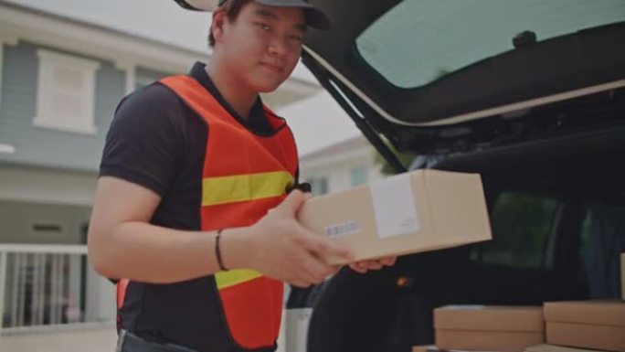 一名包裹送货员在客户家中将包裹纸箱交付给客户