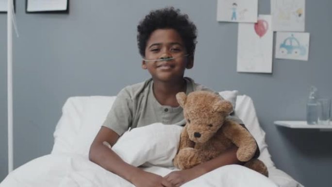 带泰迪熊的男孩在医院