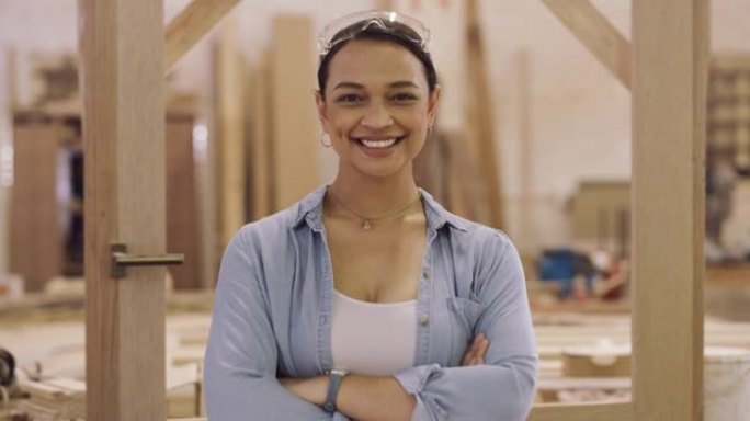 一名年轻的女建筑工人在其木材车间的4k录像