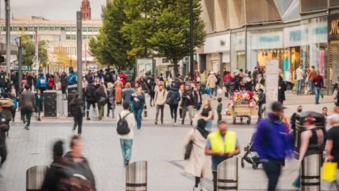 英国英格兰伯明翰市购物街斗牛场和中央车站步行的人群和游客的时间流逝