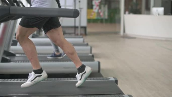 低节亚洲中国运动员在健身房跑步跑步机