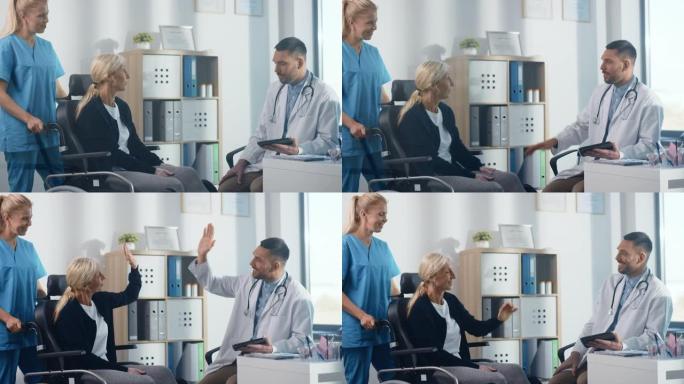 医院物理治疗: 强壮的老年女性坐在轮椅上，与友好的康复理疗师交谈，医生提供建议，为确定的残疾患者计划