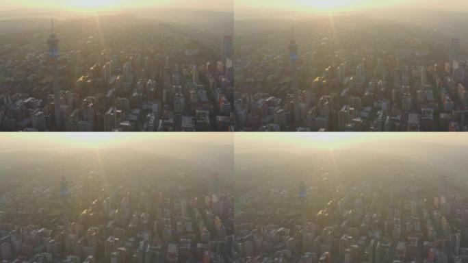 日出时笼罩在约翰内斯堡市中心的烟雾和污染的鸟瞰图