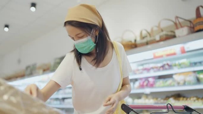 在杂货店戴面膜的亚洲女性。