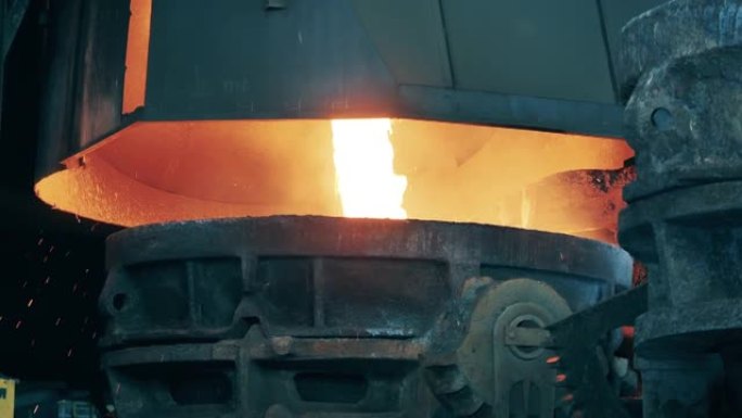熔融金属正在倒入一个巨大的容器中。冶金工厂设备，冶金工业概念。