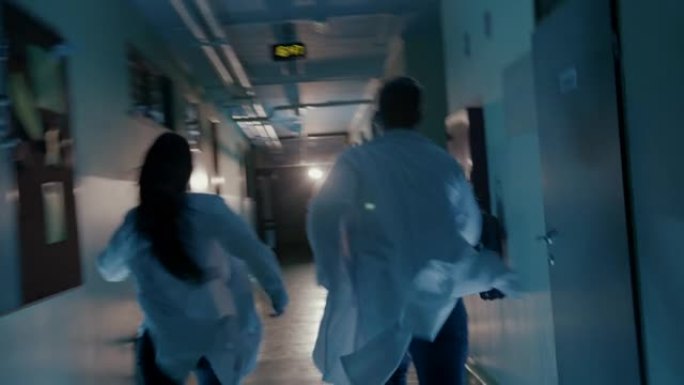 SLO MO两名身穿实验室外套的急诊室医生在医院走廊上奔跑