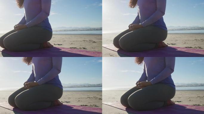 混血女子在沙滩上冥想瑜伽垫