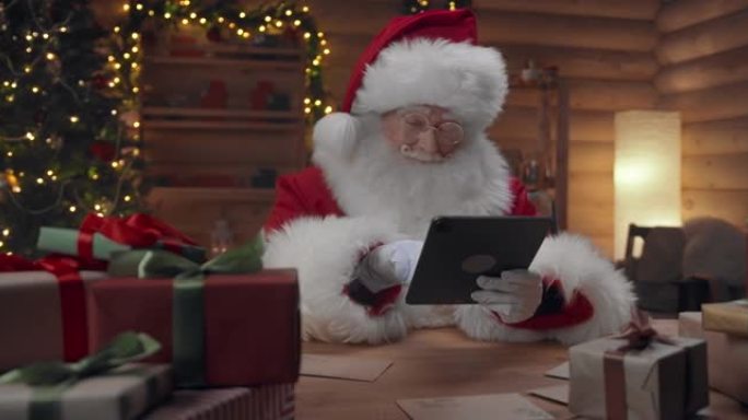 圣诞老人正在他的笔记本电脑上选择互联网上的东西
