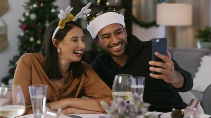 一对年轻夫妇在家里一起看着手机时笑的4k视频片段