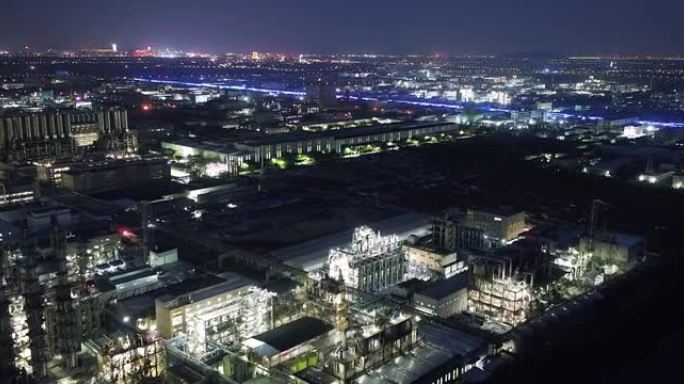 黄昏时鸟瞰图炼油厂