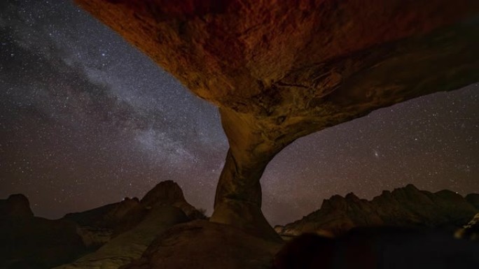 非洲纳米比亚沙漠岩层上空的WS延时星空