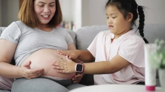 孕妇带着女儿和婴儿的子宫新生活