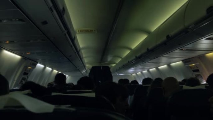 乘客坐在座位上的客机内部。