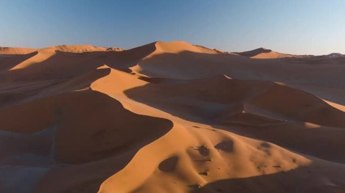 干旱。气候变化。气候紧急情况。全球变暖。壮观的史诗般的空中特写飞越纳米布沙漠无尽沙丘