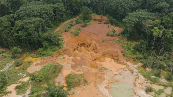 空中景观。造林。气候变化。热带雨林中的非法手工金矿开采
