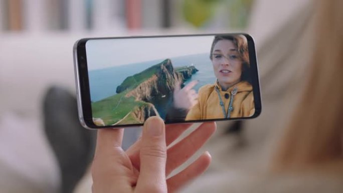 年轻女子视频聊天使用智能手机快乐的朋友在苏格兰度假分享旅游体验享受假期冒险与手机4k交流