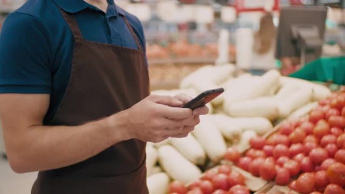 超市员工使用智能手机