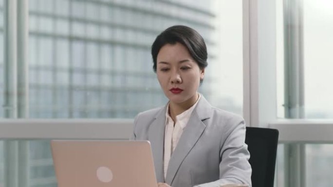 成功的年轻亚洲女商人在办公室工作