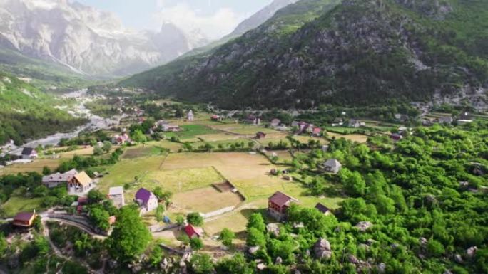 早上在阿尔巴尼亚的Thethi村。Thi山谷和阿尔巴尼亚阿尔卑斯山的鸟瞰图。UHD, 4K
