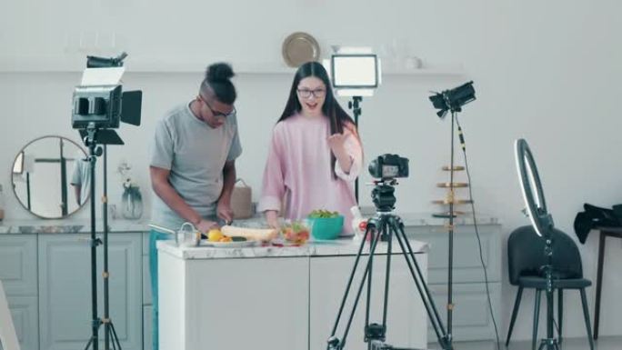 两个年轻人一起做饭的视频拍摄
