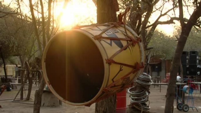 新鲜彩绘的 “bomboleg ü ero” 是用木头和动物皮革制成的阿根廷鼓，用于当地传统民俗音乐