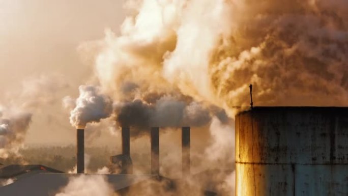 特写: 空中极端污染工厂排气烟囱，PM2.5地球污染极端天气气候变化
