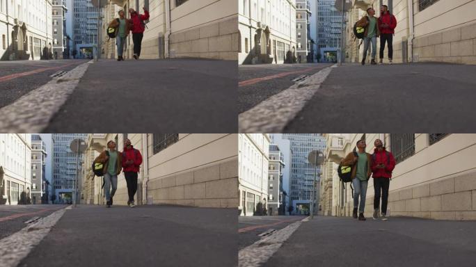 两个快乐的混血男性朋友在街上散步和聊天