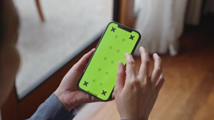 女人用手机绿屏看手机特写视频素材手机绿幕