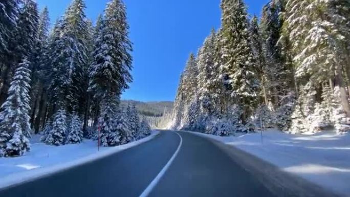 车辆驶过雄伟的冬季景观