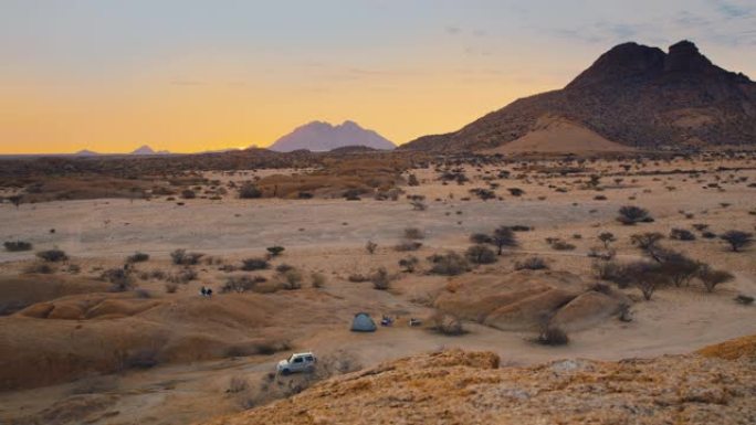 WS Spitzkoppe山峰日落时在宁静的沙漠中，纳米比亚，非洲