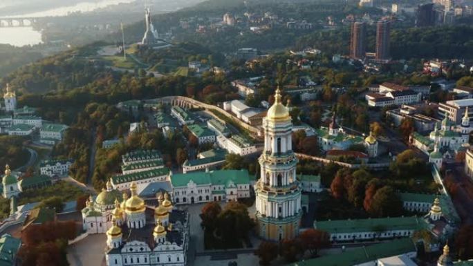 高角度航拍，著名的古基辅Pechersk Lavra大教堂建筑，美丽宁静的日出第聂伯河。
