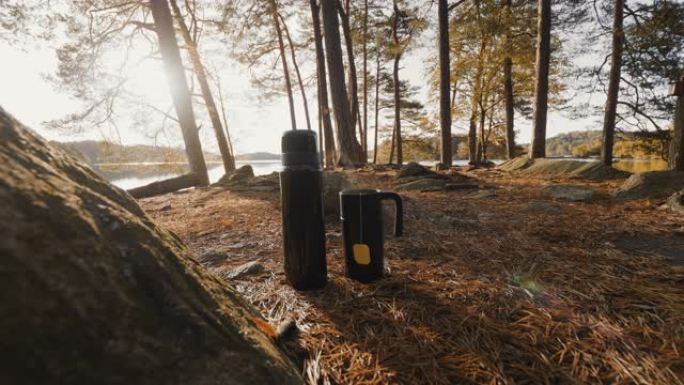 保温瓶和热腾腾的茶-秋天的森林