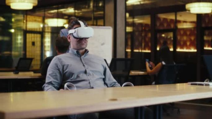 VR耳机中的男人与客户在线交谈