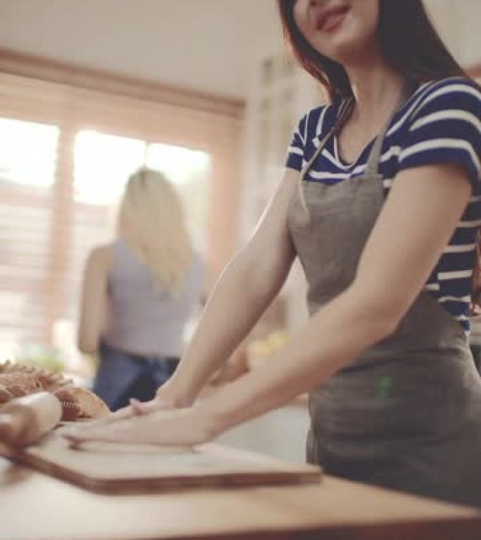 美女揉面包面团女朋友外国女朋友女朋友做饭