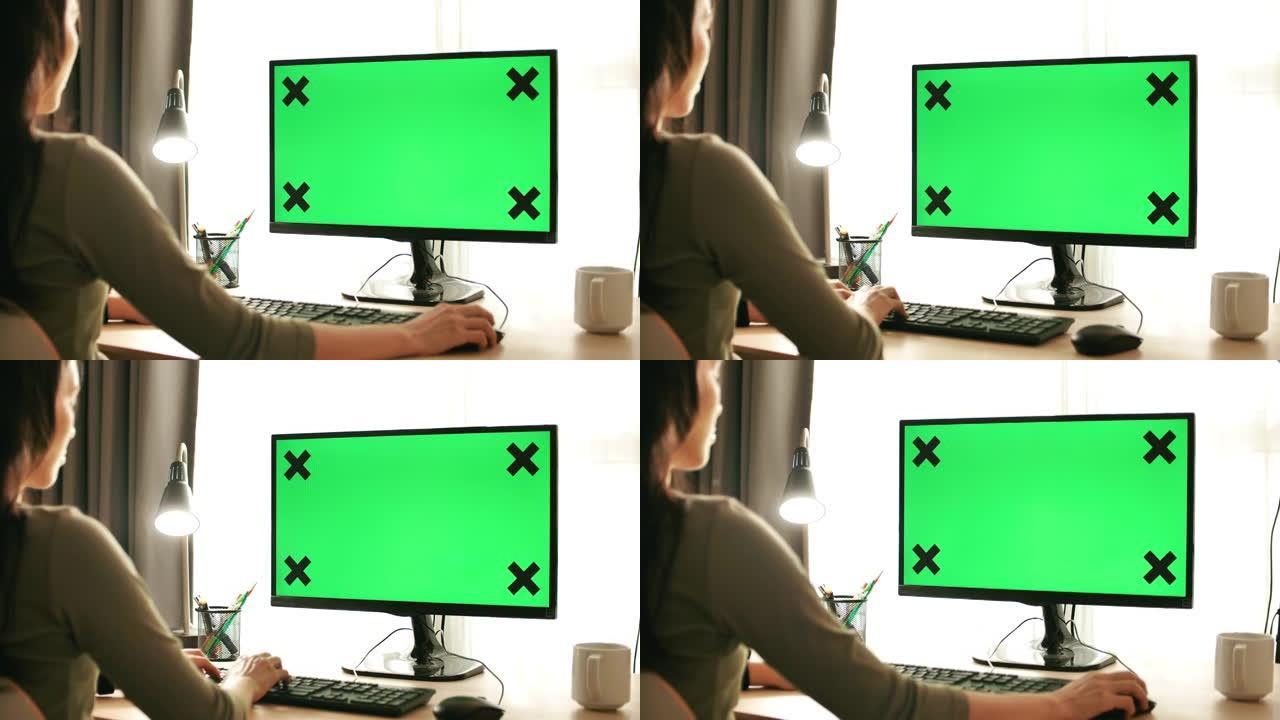 女人在家使用绿屏电脑