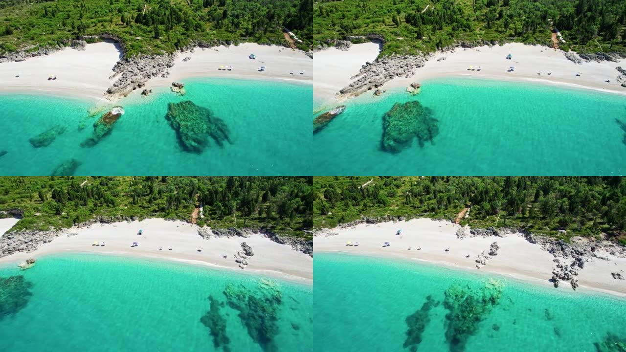 在Dhermi附近的阿尔巴尼亚沙滩上的碧绿海水。游泳、放松和度假的理想海湾。阿尔拜自然的鸟瞰图