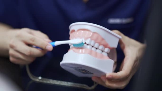 牙医刷牙假牙牙膜实拍素材
