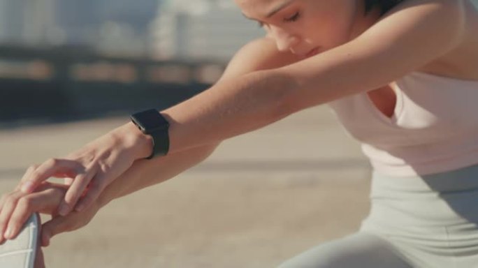 4k视频片段，一名年轻女子在外出跑步时伸展