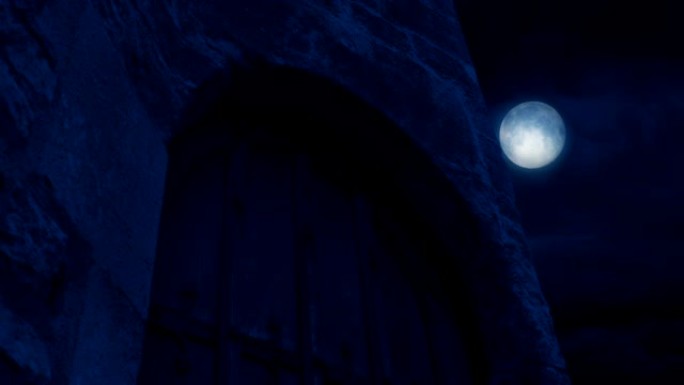 中世纪建筑门上方的月亮