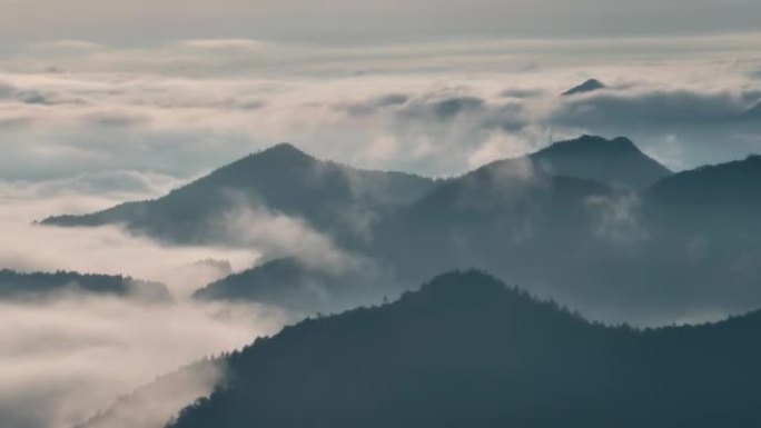 早上山上薄雾的鸟瞰图