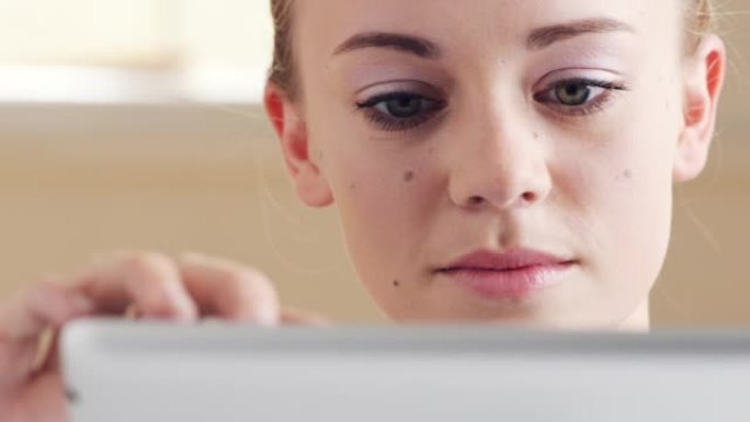 4k视频录像一名使用数字平板电脑的年轻女子