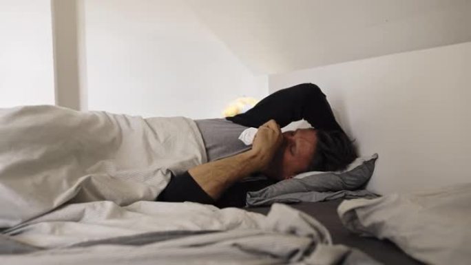 DS男子躺在床上时有严重的咳嗽发作