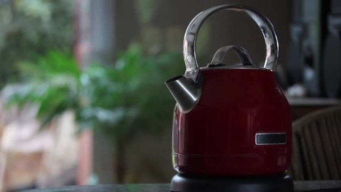 带热水的红色茶壶。特写。