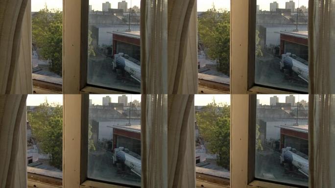 从阿根廷布宜诺斯艾利斯一所房子的窗户上看到的停放的油罐车。