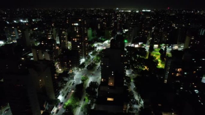 阿根廷布宜诺斯艾利斯夜间照明城市上方的无人机视图。4k分辨率。