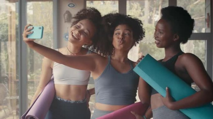 一群年轻女性在瑜伽课上自拍的4k视频片段