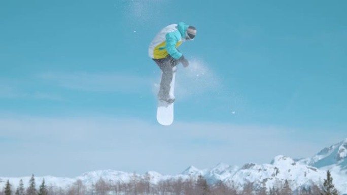 慢动作: 极端滑雪者在空中飞升，并进行抓斗。