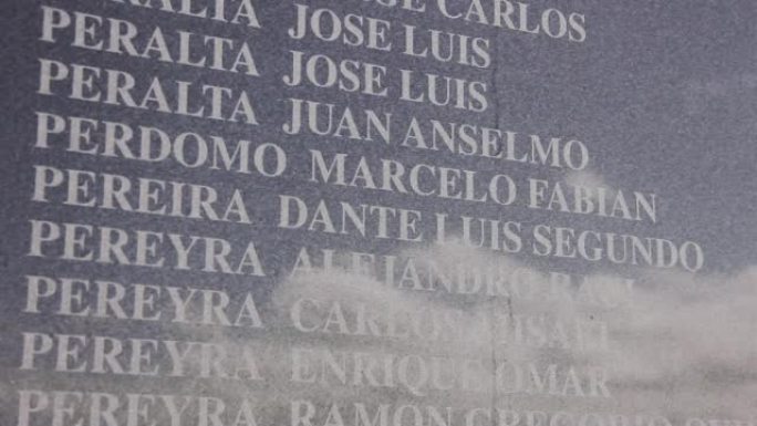 在东福克兰(马尔维纳斯群岛)达尔文的阿根廷军事公墓，刻有马岛战争中牺牲的阿根廷士兵名字的墙壁。